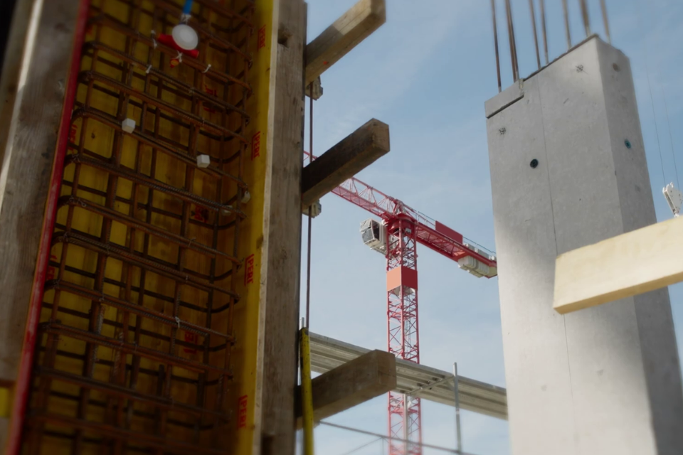 Kranansicht von unten auf Baustelle