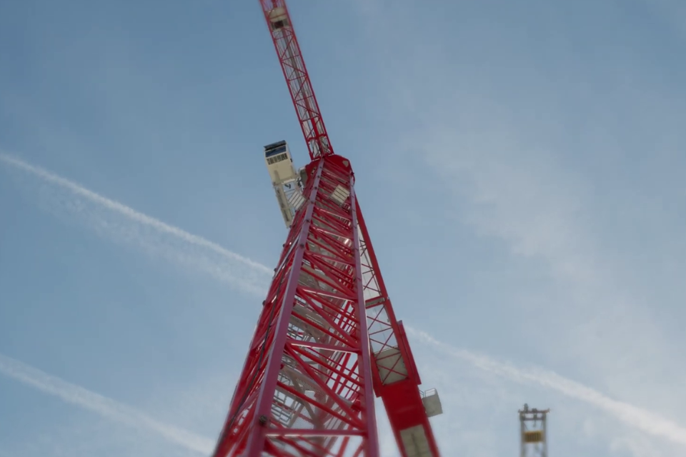 Turmdrehkran von unten auf Kabine