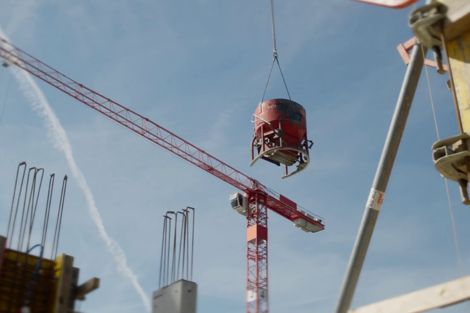 Kran mit Betonkübel