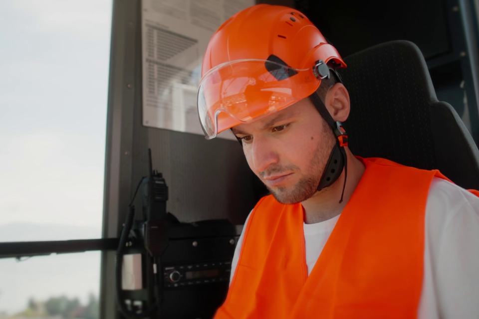 Kranführer bewegt Kran