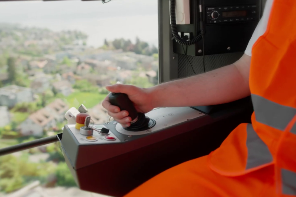 Kranführer bei der Steuerung