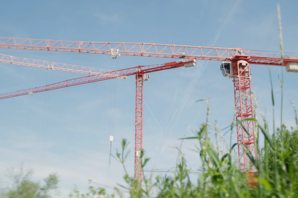 Zwei Kräne auf Baustelle