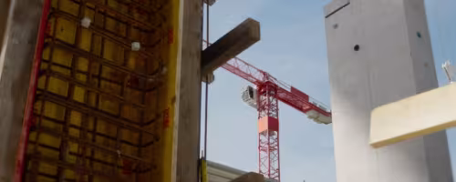 Kranansicht von unten auf Baustelle