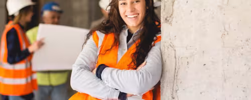 Frauen auf dem Bau gegen den Fachkräftemangel: Zahlen & Strategien
