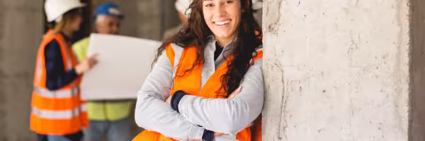 Frauen auf dem Bau gegen den Fachkräftemangel: Zahlen & Strategien